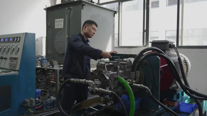 স্টক মধ্যে Sauer Danfoss MMF সিরিজ MMF044 MMF044DAFGABNNN হাইড্রোলিক পিস্টন পাম্প রাস্তা রোলার জন্য 9